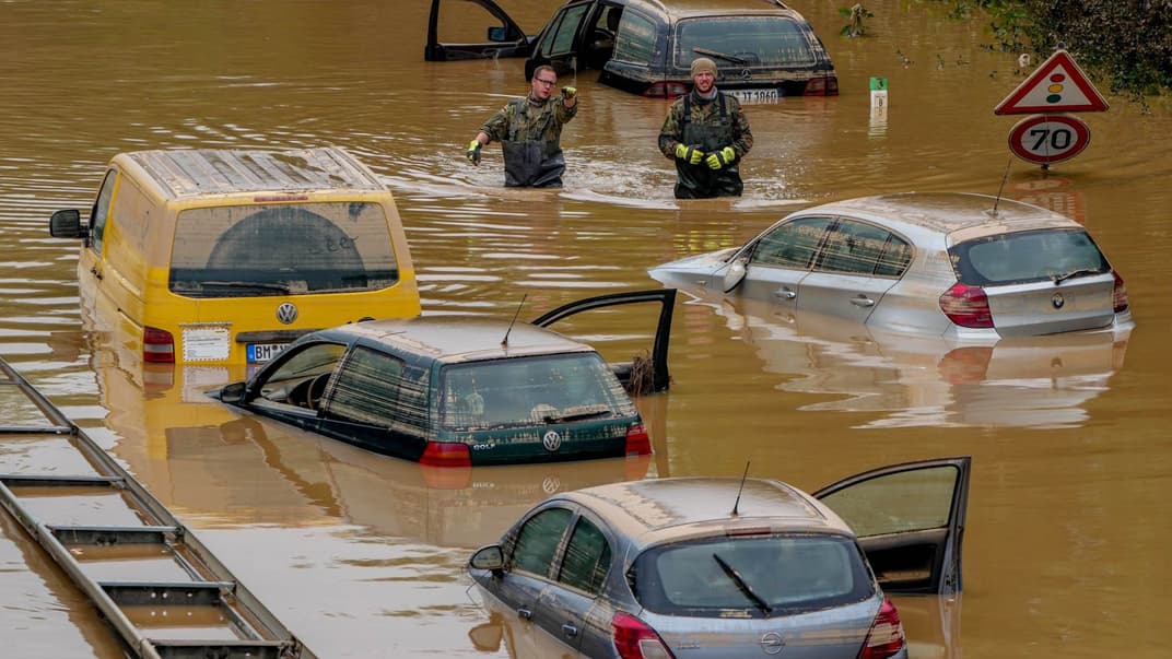 Волонтеры проверяют, есть ли пострадавшие в затопленных автомобилях на дороге в Эрфтштадт, Германия, 17 июля 2021 года