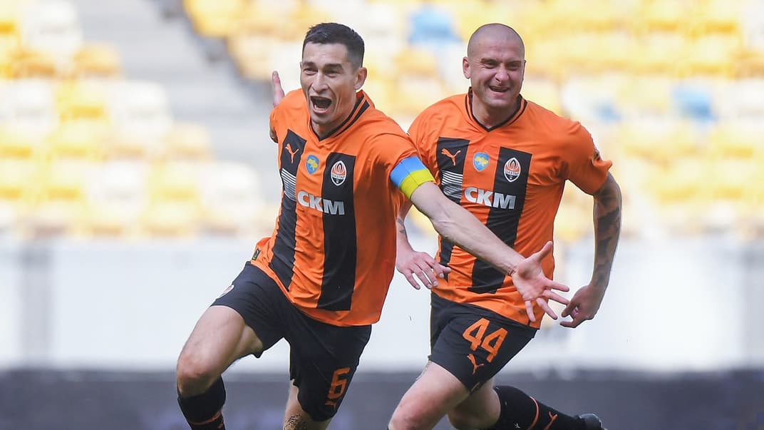 Игроки «Шахтера» Тарас Степаненко и Ярослав Ракицкий во время матча с «Днепром-1»