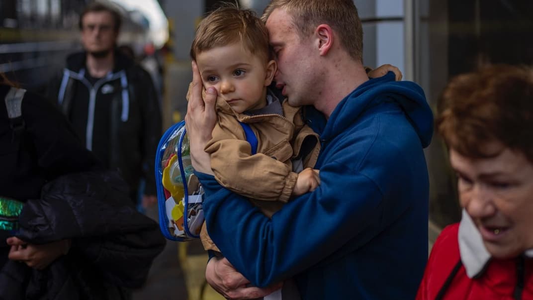 Олександр обіймає свого дворічного сина Єгора на вокзалі у Києві. Через війну вони не бачилися понад два місяці, 25 квітня 2022 року