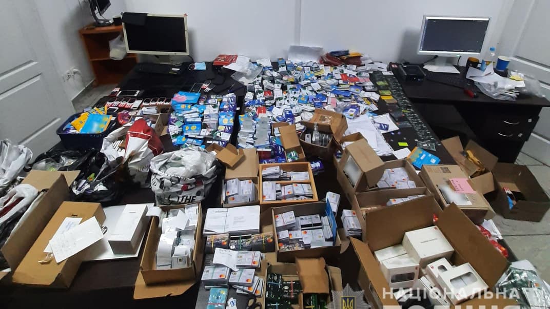 Обшуки у ймовірних причетних до ботоферми