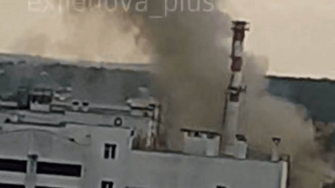 Дым поднимается над подстанцией в Белгороде после атаки