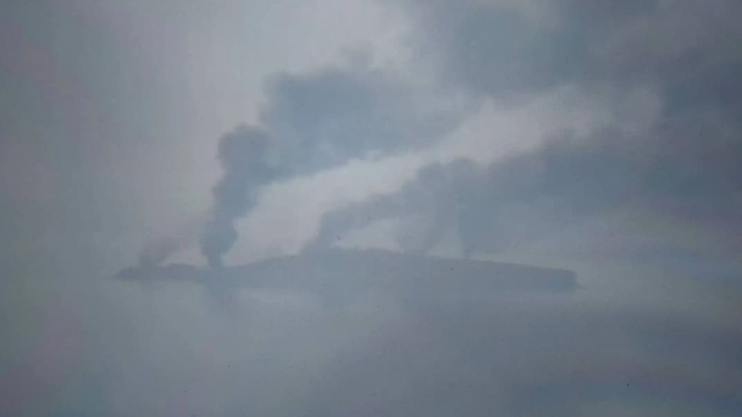 Пожежа на острові Зміїний після ударів українських військових по силах російських окупантів