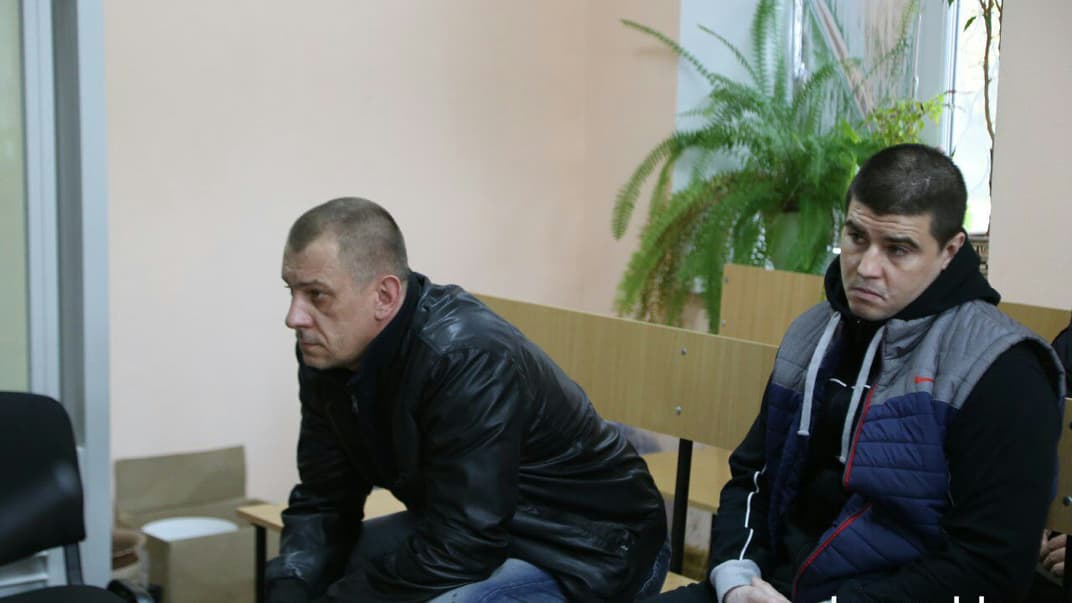 Обвинувачені Роман Жмурко  (ліворуч) та Денис Подолян (праворуч).
