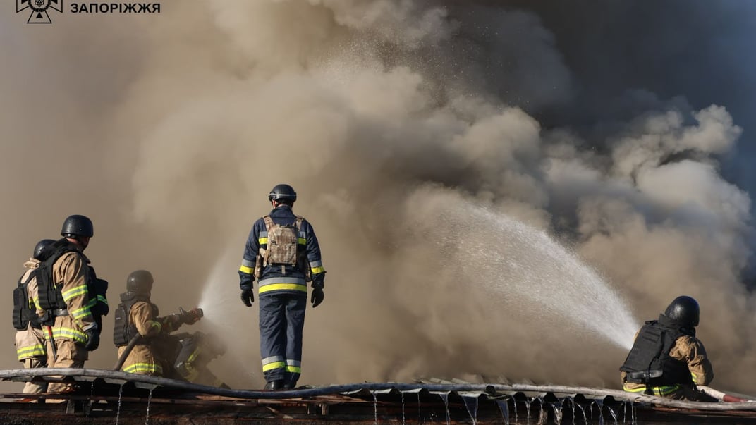 Рятувальники працюють на місці російської атаки у Запоріжжі, 1 червня 2025 року