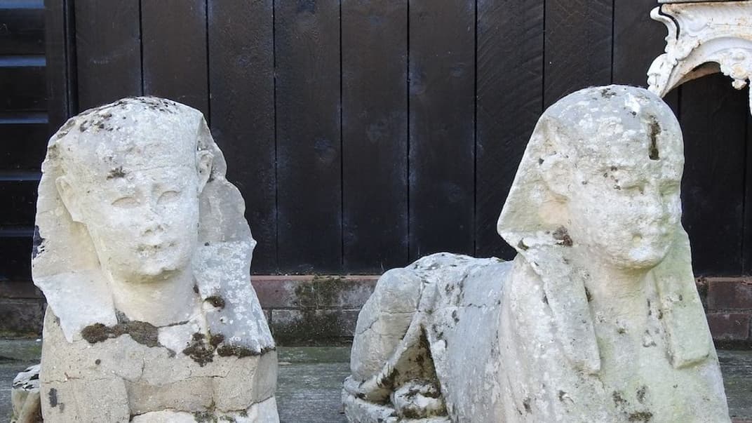 Две каменные статуи сфинксов из Египта, проданные на аукционе за 195 тысяч фунтов стерлингов. Они считались дешевыми копиями XVIII века