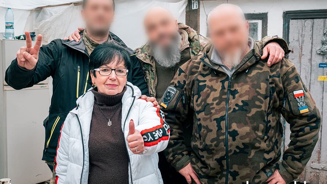 Добровольці, які приїхали воювати за Україну, з волонтеркою Раїсою Шматко