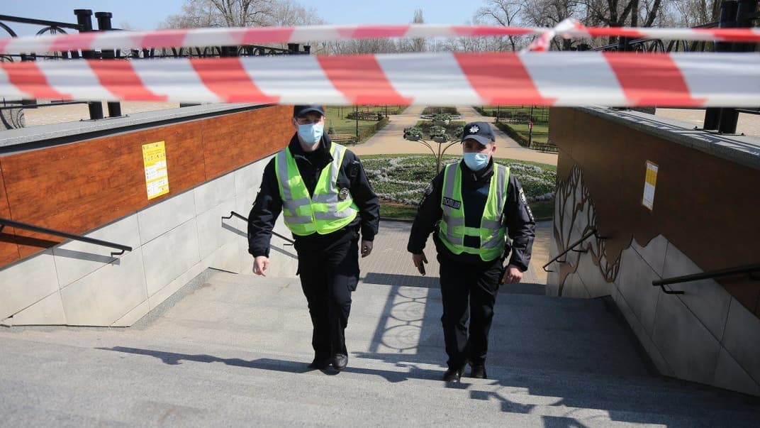 Співробітники поліції під час патрулювання в парку у Києві, 7 квітня 2020 року