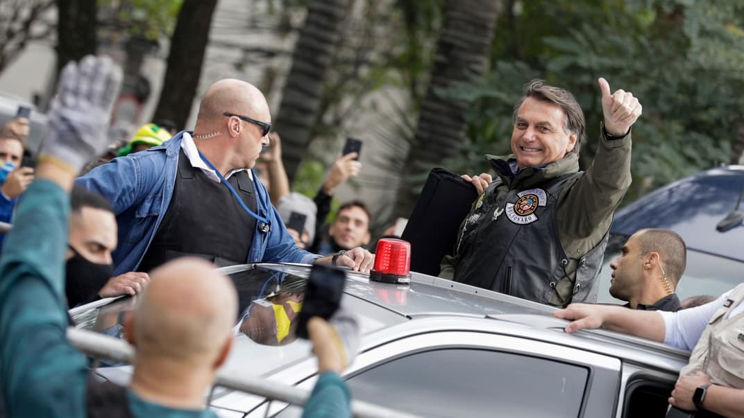 Президент Бразилии Жаир Болсонару (тот, кто улыбается на фото) на пробеге мотоциклистов. Сан-Паулу, Бразилия, 12 июня 2021 года