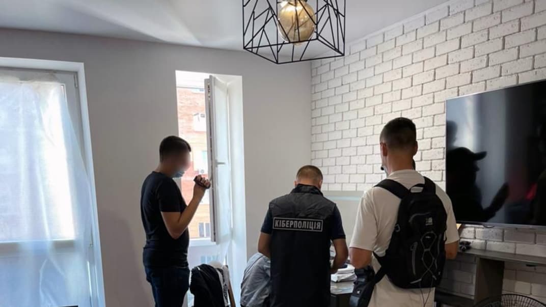 Сотрудница университета притворилась богатым иностранцем и развела другую женщину на 600 тысяч гривен