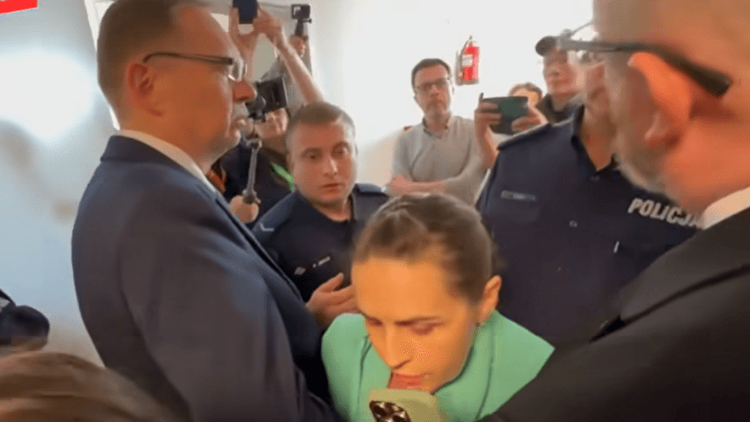 У Польщі кандидати в президенти увірвався до лікарні та погрожував арештом лікарці, яка провела аборт