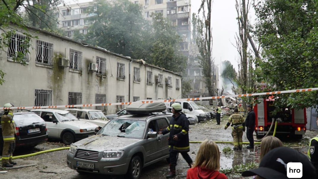 Последствия российской атаки в Святошинском районе Киева