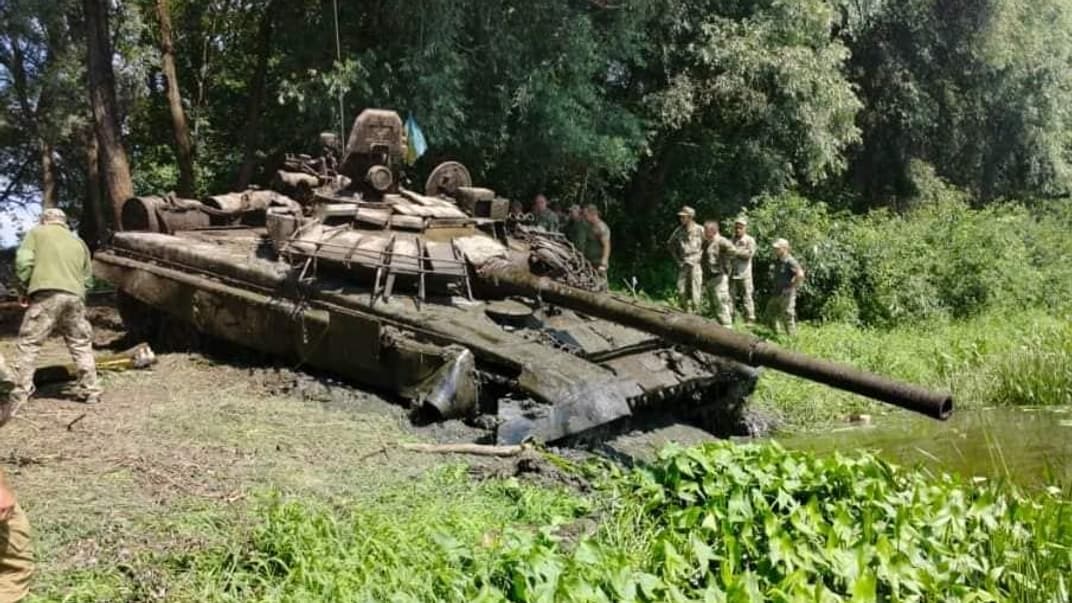В Черниговской области из реки вытащили российский танк, после восстановления его передадут ВСУ