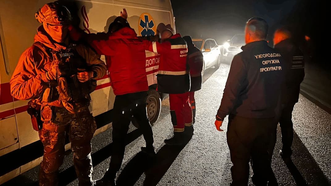 За 3 тисячі доларів підозрювані доставляли клієнта автівкою «швидкої» близько до кордону і давали подальші вказівки для його перетину