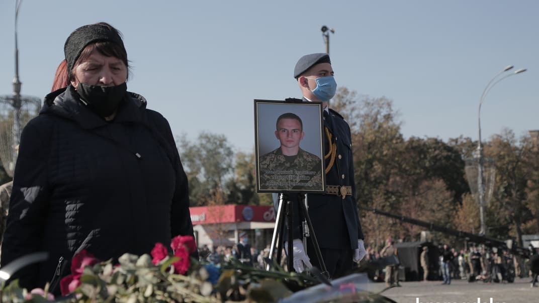 «Летчики не умирают, они остаются в небе». В Харькове простились с военными, погибшими в катастрофе Ан-26