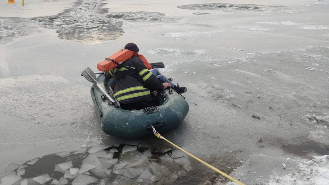 Рятувальники шукають дітей, які провалилися під лід