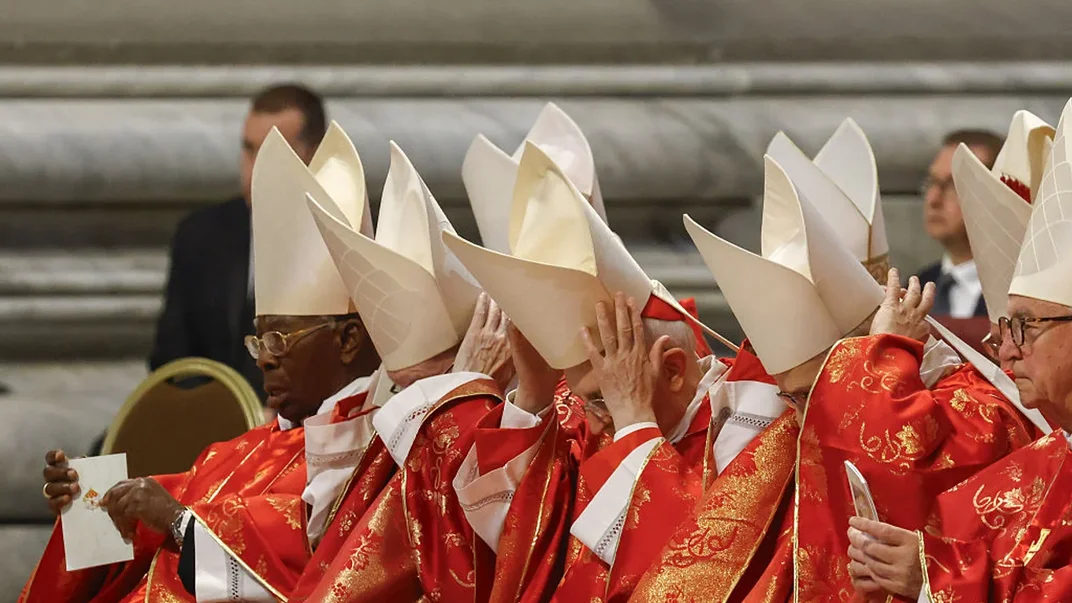 Кардинали відвідують месу з нагоди обрання Римського Понтифіка перед конклавом, на якому їх покликають обрати нового Папу, Ватикан, 7 травня 2025 року