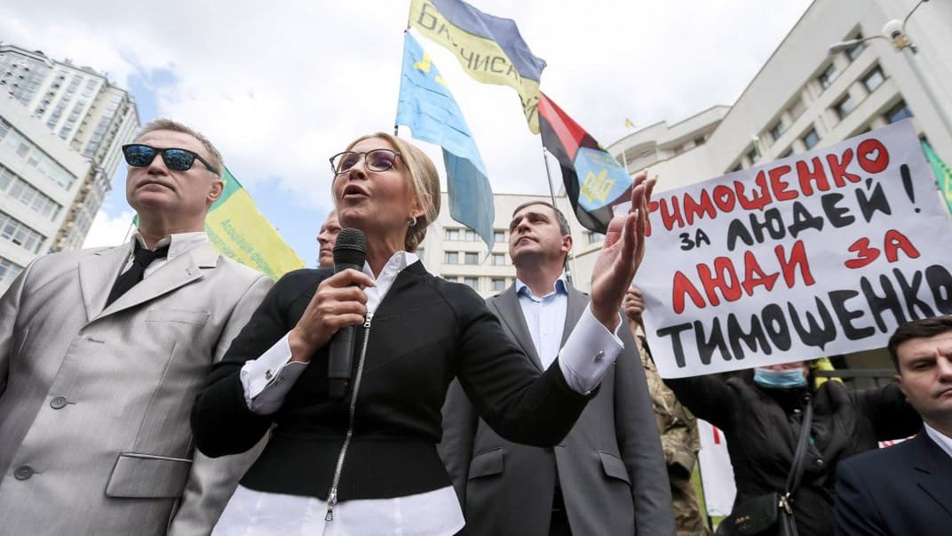 Народный депутат, лидер фракции «Батькивщина» Юлия Тимошенко во время акции протеста против продажи земли возле здания Конституционного суда в Киеве, 3 июня 2021 года