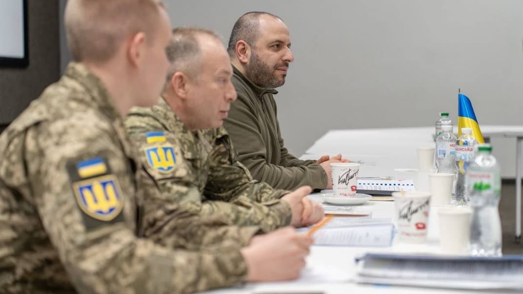 Главнокомандующий ВСУ Александр Сырский (посредине) и министр обороны Рустем Умеров (сзади) на встрече с сенаторами США, Львов