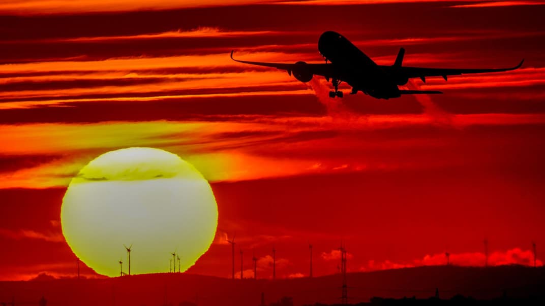 Літак злітає в міжнародному аеропорту у Франкфурті, Німеччина, 4 жовтня 2021 року