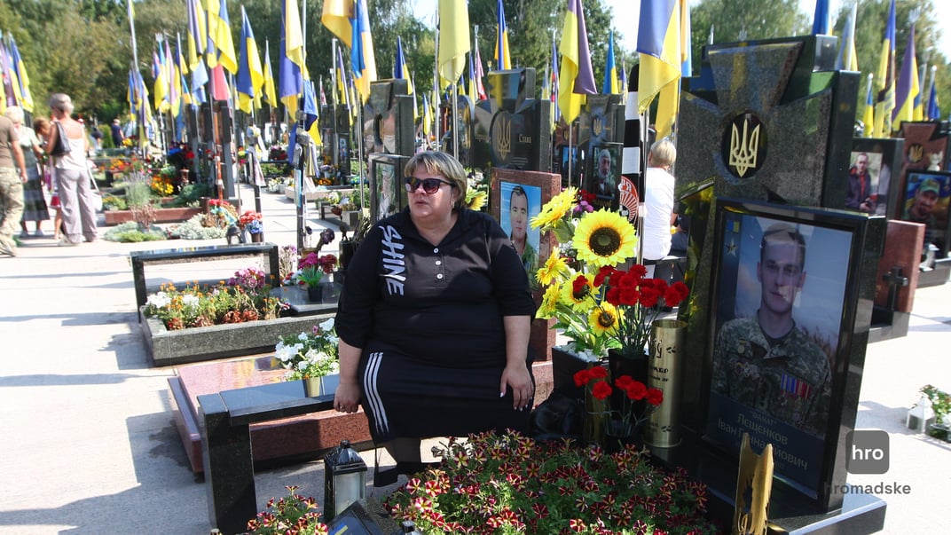 Мама Івана Лєщєнкова біля могили свого сина