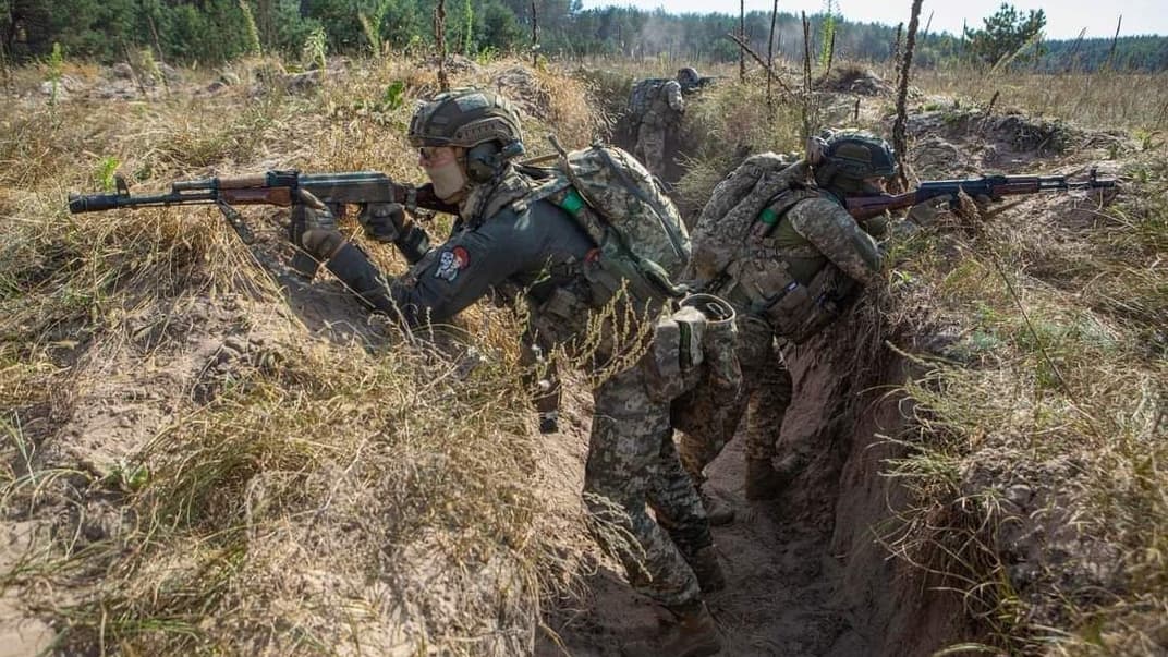 Украинские военнослужащие на поле боя. Иллюстративное фото