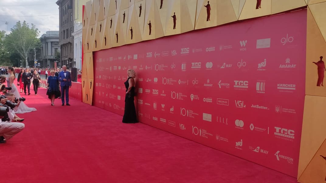 Найдовша в Європі Червона доріжка біля Одеського національного академічного театру опери та балету