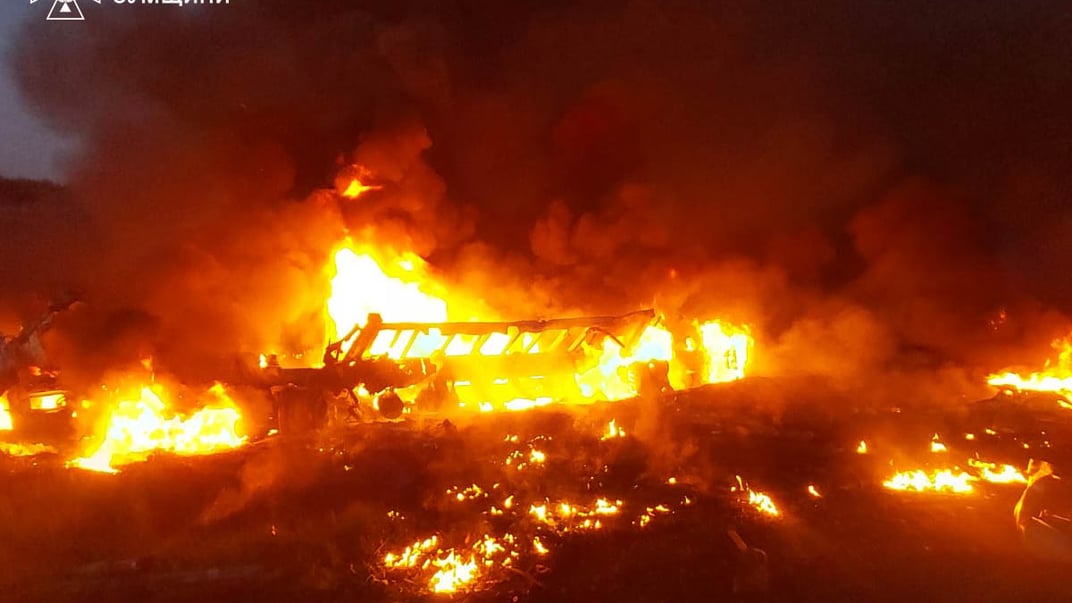 На Сумщині спалахнула масштабна пожежа через зіткнення машин