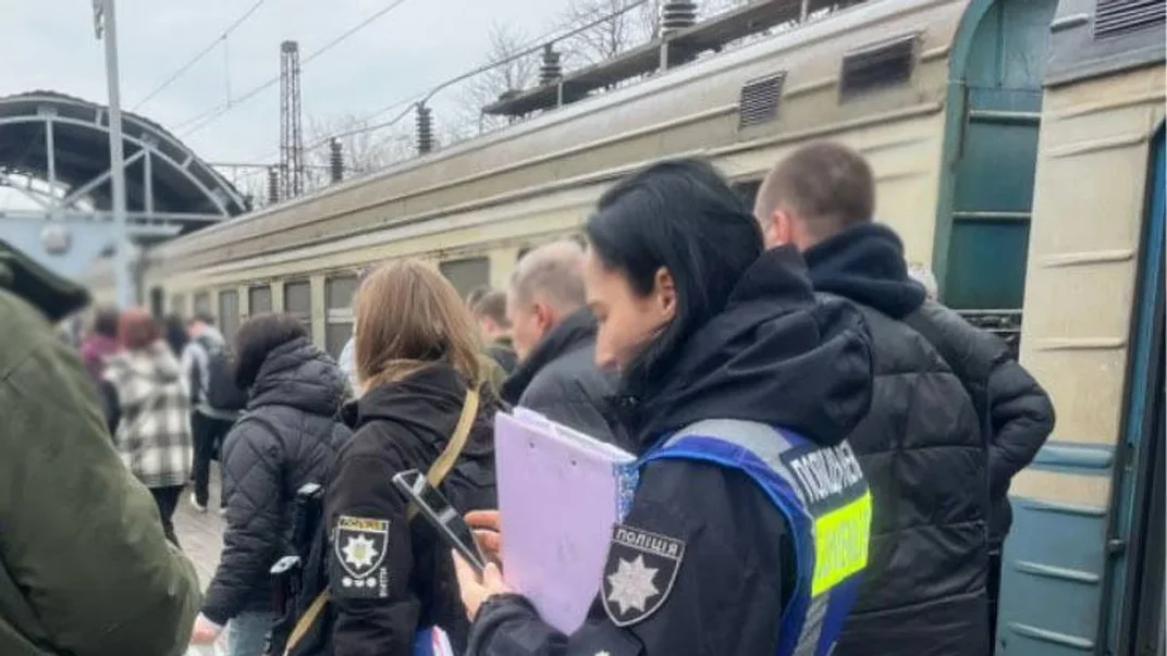 Правоохоронці на станції, де підлітка вразило струмом