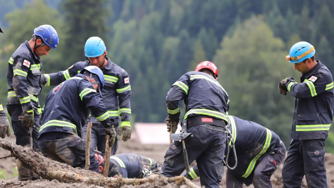 Спасатели работают на месте оползня в грузинском поселке Шови, 4 августа 2023 года