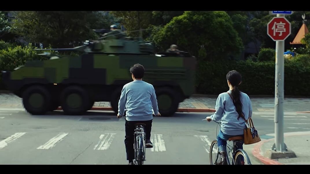Кадр из трейлера сериала «Нулевой день», на котором показано, как молодая пара встречает на улицах тайваньскую военную технику на фоне блокады Китая