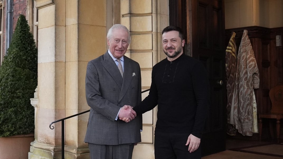 Володимир Зеленський під час зустрічі з британським королем Чарльзом III у резиденції в Сандрінгемі Володимир Зеленський під час зустрічі з британським королем Чарльзом III у резиденції в Сандрінгемі