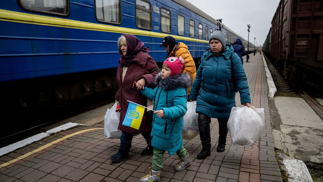 Ілюстративне фото. Родина йде платформою, щоб сісти на евакуаційний потяг у Херсоні, 1 грудня 2022 року