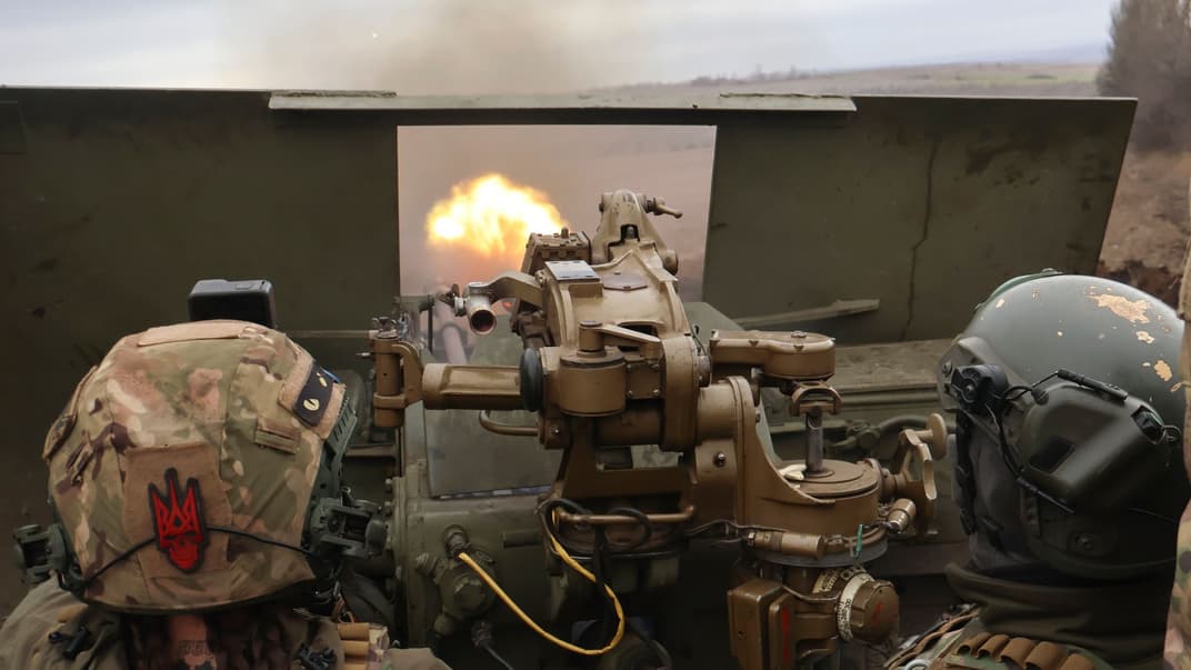 Украинские военные ведут огонь на передовой у Бахмута, 18 марта 2023 года