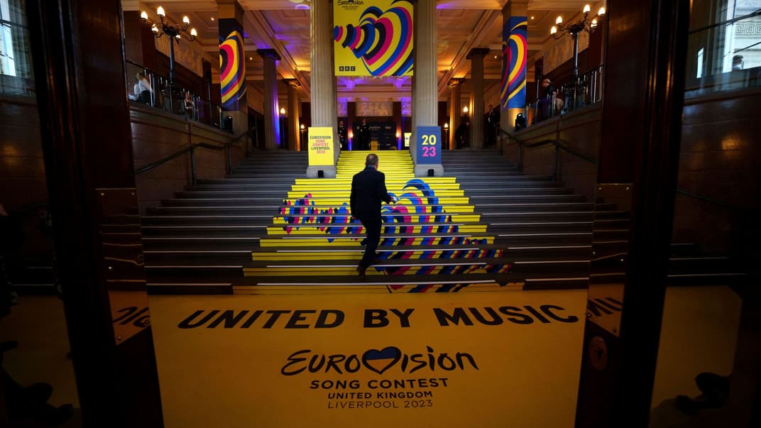 Вывеска песенного конкурса «Евровидение» на лестнице в ливерпульском Сент-Джордж-Холле, Ливерпуль, Англия, 31 января 2023 года