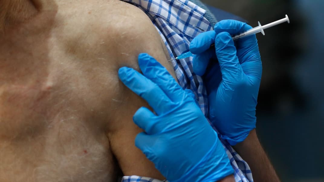 Медсестра делает прививку вакциной Pfizer/BioNTech в больнице Гая в Лондоне 8 декабря 2020 года