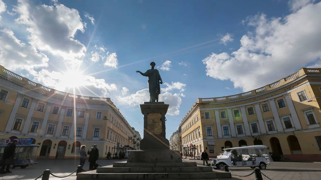 Люди біля пам'ятника Дюку Рішельє в Одесі, 4 листопада 2016. Одеська область — один із 10 прикордонних регіонів України, де офіційно запровадили воєнний стан
