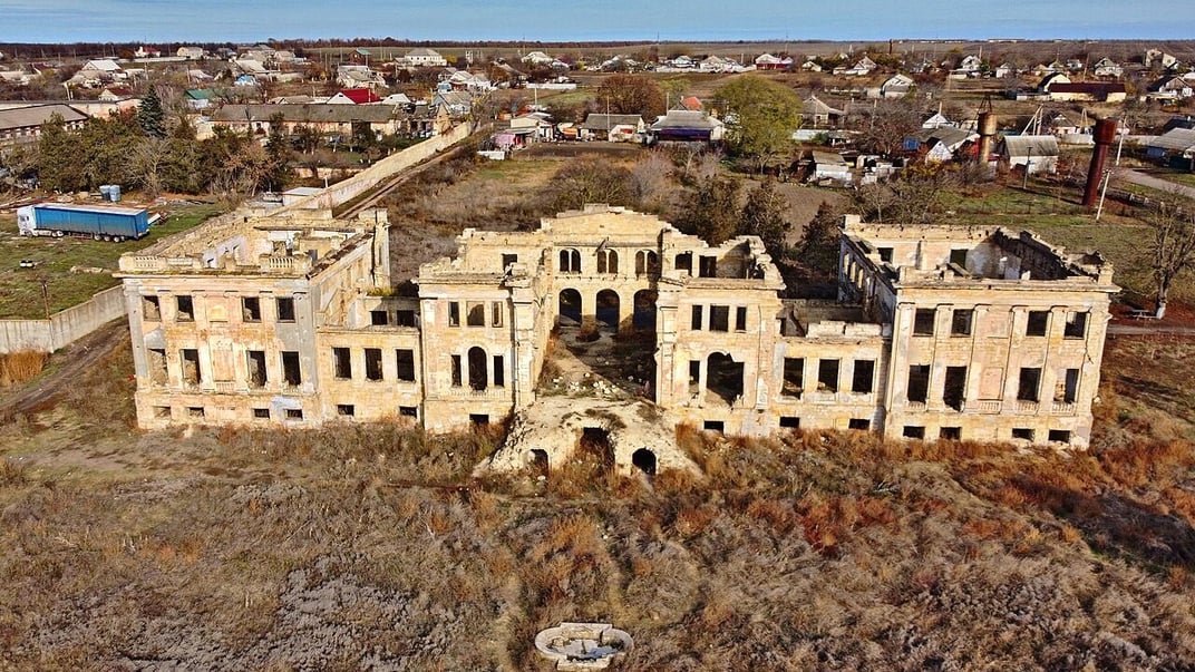 Руїни палацу-садиби Дубецьких-Панкеєвих у селі Василівка в Одеській області в листопаді 2021 року