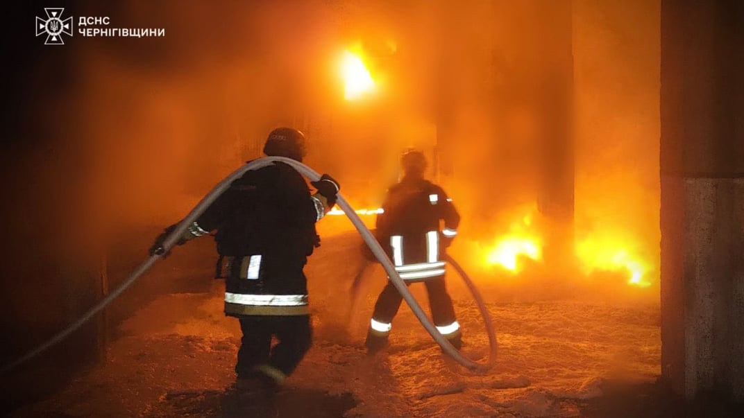 Рятувальники гасять пожежу після російських обстрілів на Чернігівщині