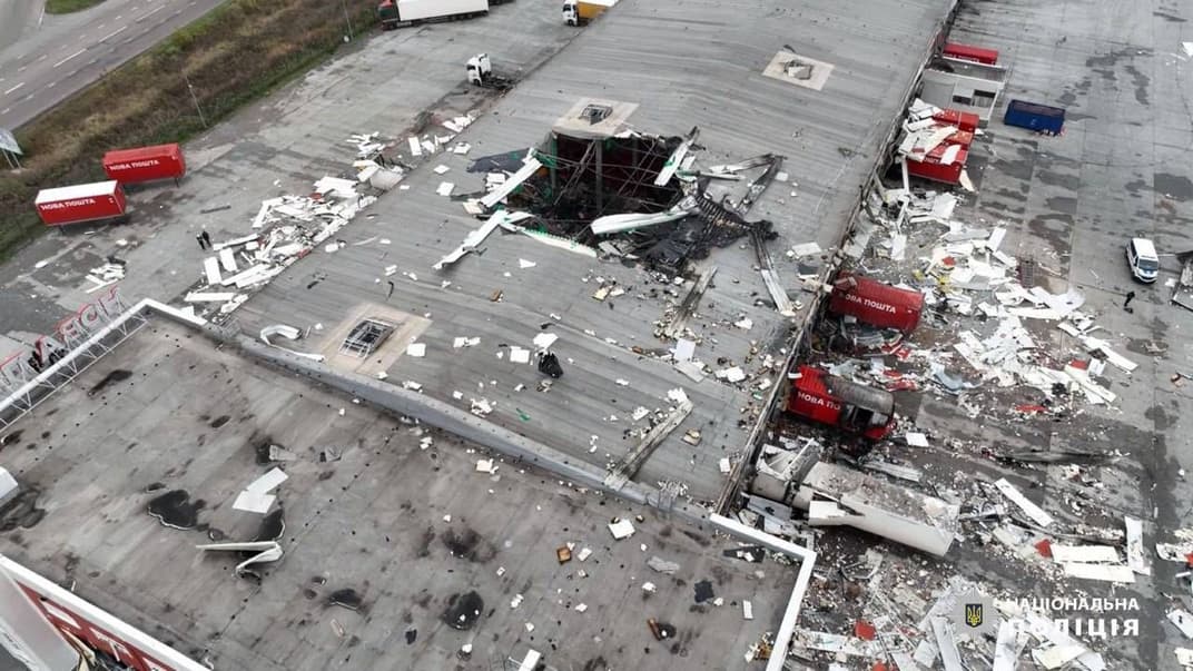 Терминал «Новой почты» вблизи Харькова на утро после российского удара, 22 октября 2023 года
