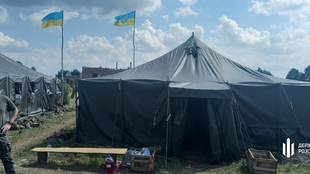 Палатка, біля якої військовослужбовець справляв природну потребу