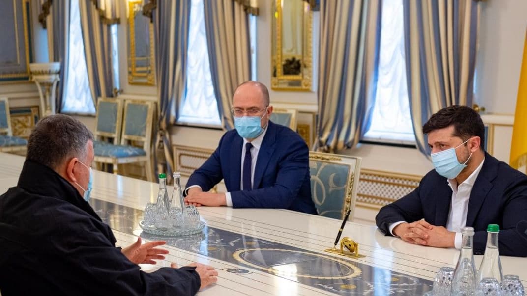 Министр внутренних дел Арсен Аваков (слева), премьер Денис Шмыгаль (в центре) и президент Владимир Зеленский, Киев, 29 мая 2020 года