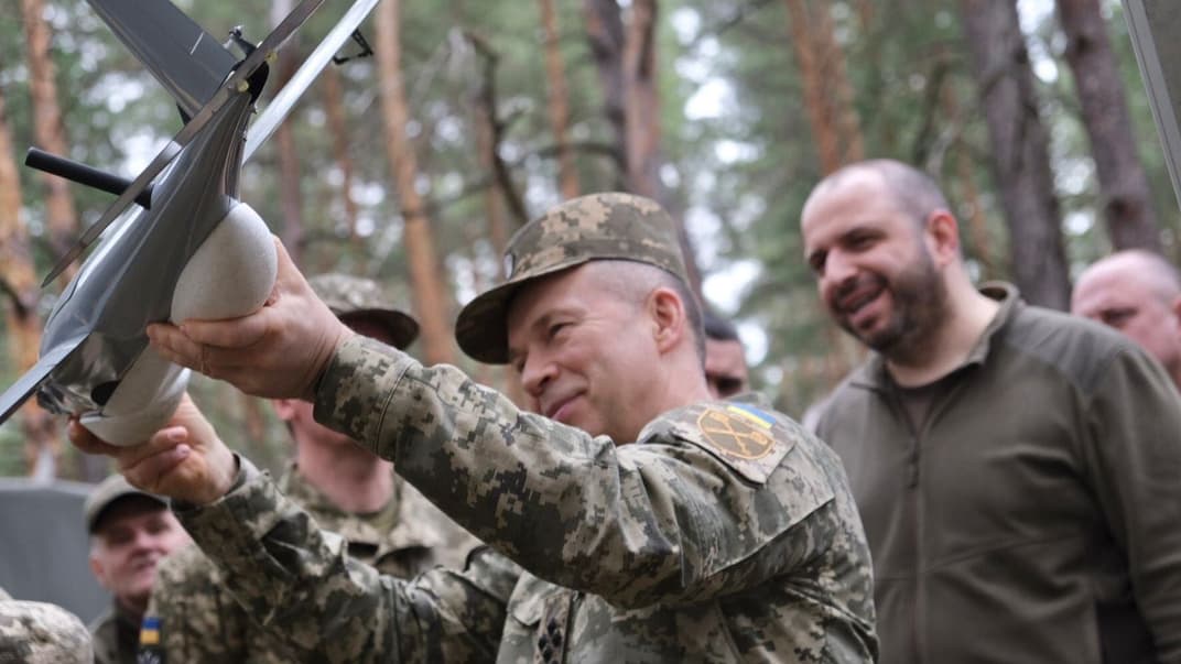 Олександр Сирський та Рустем Умєров оглядають нову зброю українських виробників
