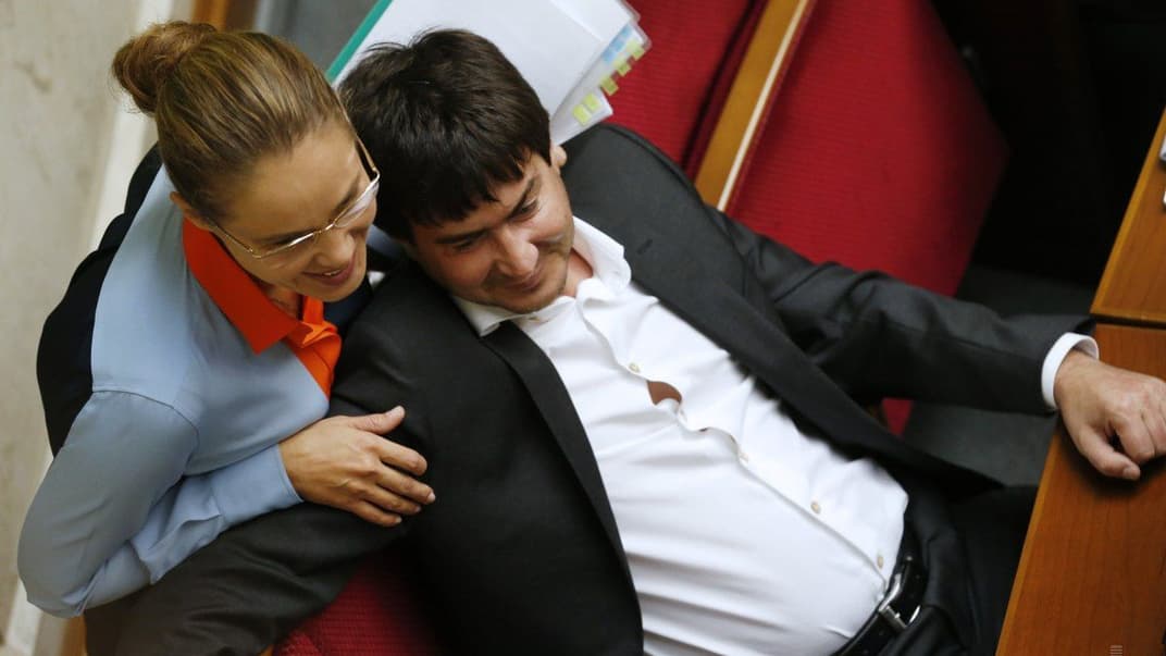 Народные депутаты Наталья Королевская и Юрий Солод в зале заседаний Верховной Рады, 16 июля 2015 года