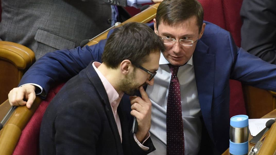 На архивном фото — народный депутат от фракции БПП Сергей Лещенко и глава фракции БПП Юрий Луценко во время заседания парламента, Киев, 4 февраля 2016 года