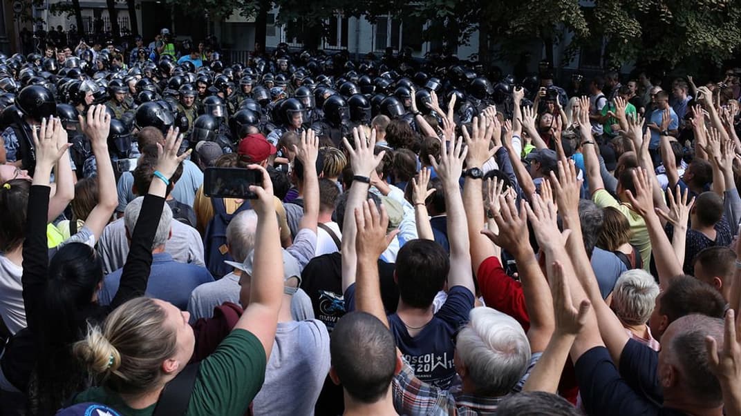 Митингующие во время акции 27 июля, Брюсов переулок, Москва 27 июля 2019 года