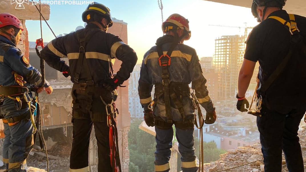 Рятувальники працюють на місці удару по багатоповерхівці в Дніпрі