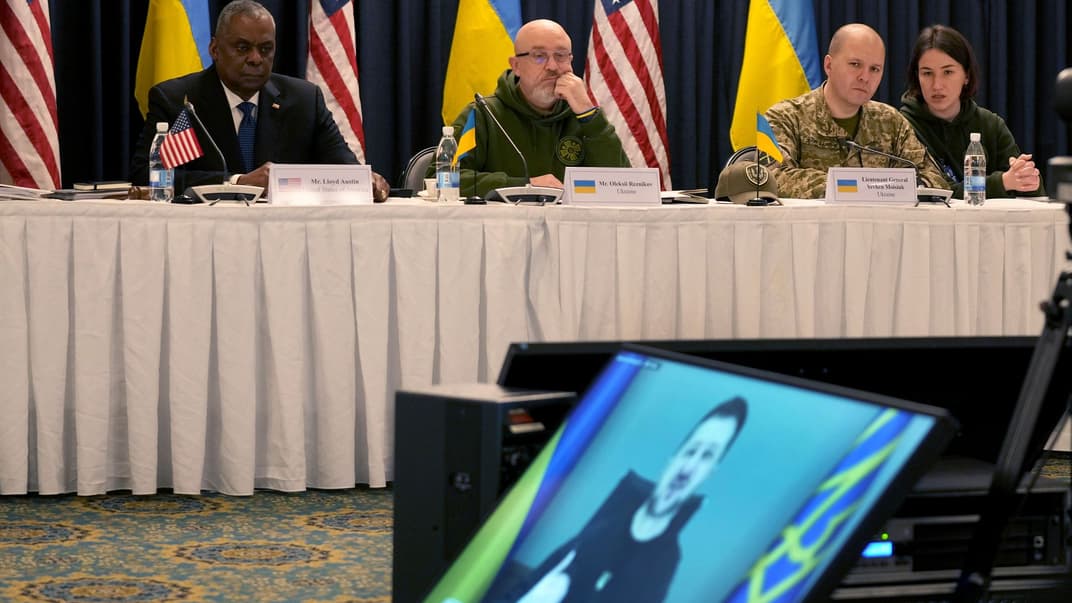 Міністр оборони США Ллойд Остін (ліворуч) разом із міністром оборони України Олексієм Резніковим слухають виступ президента України Володимира Зеленського під час засідання Контактної групи з питань оборони України на авіабазі «Рамштайн» у Німеччині, 20 січня 2023 року