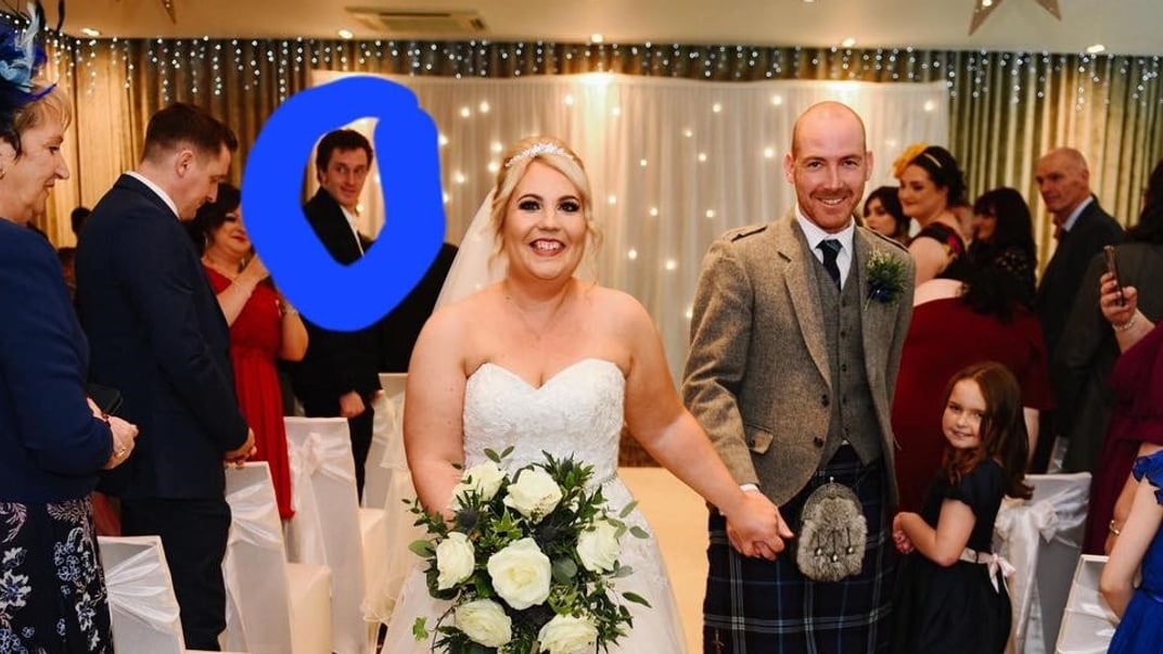 Через чотири роки пара змогла з'ясувати особу незнайомця, який прийшов на їхнє весілля без запрошення