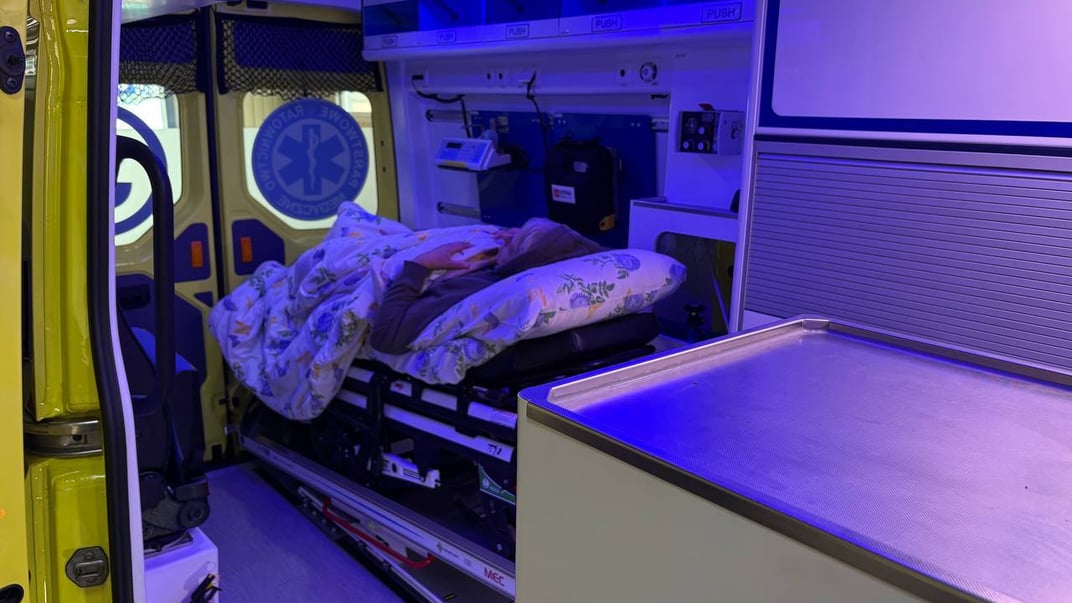 Працівницю УЗ, що постраждала в Шостці, перевели до Києва. Вона вже в задовільному стані