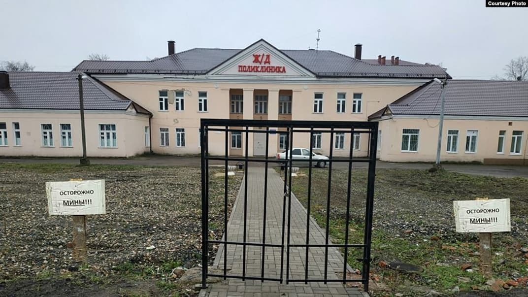 Поліклініка з воротами, але без паркану, Череповець, РФ